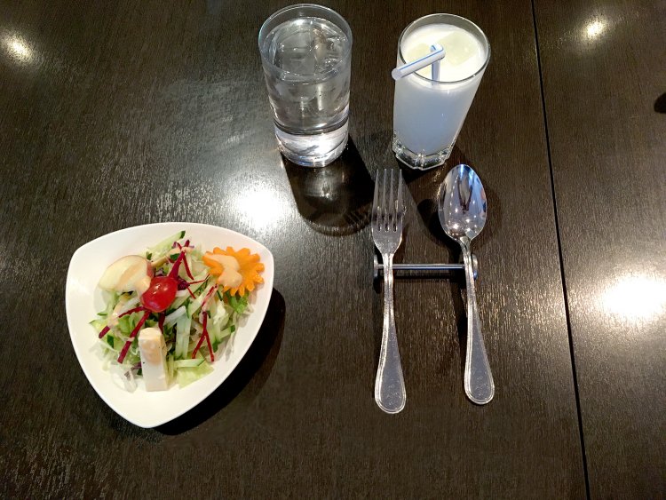 ラッシーとサラダ。花形にカットされた野菜にも遊び心が感じられる。