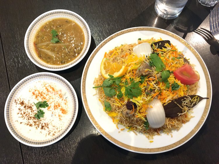 ビリヤニとライタ、豆カレー。カラフルな見た目も楽しい。