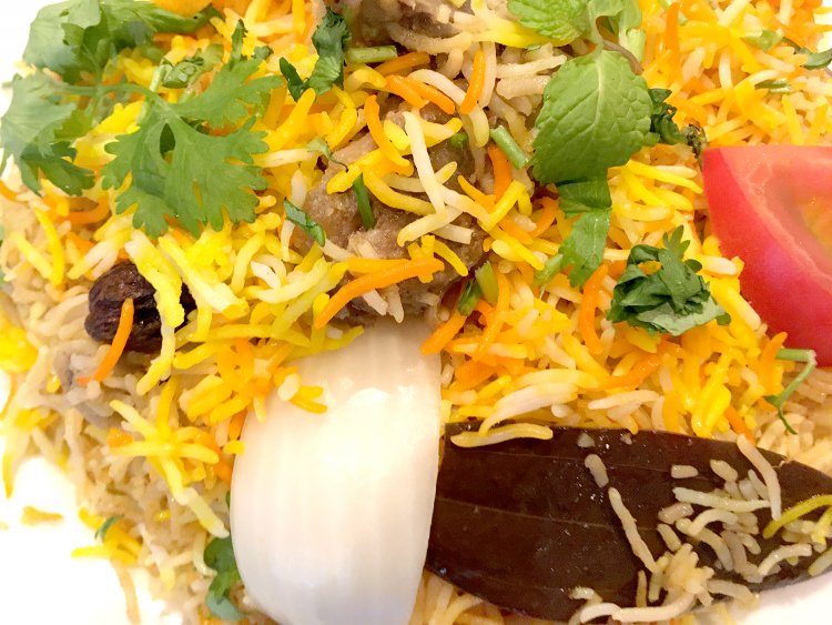 まるごとスパイスと骨付きラム肉がごろごろと入っている。