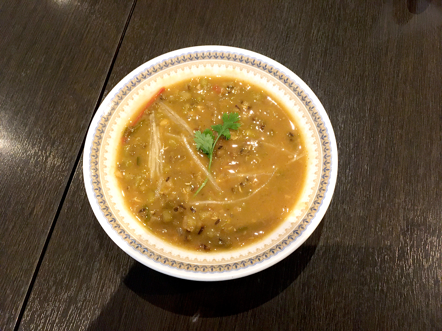 豆カレー。辛さは控えめだが、ビリヤニにかけると味が引き立つ。
