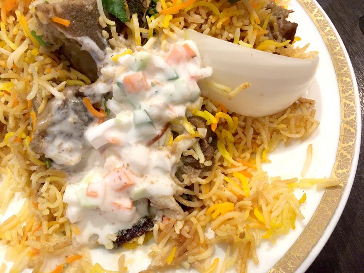 ライタを加えて味変を楽しむ。刻み野菜の食感もポイントだ。