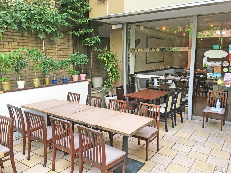 開放感あふれるオープンテラス席。天気のいい日はここで本格インド料理を楽しみたい。