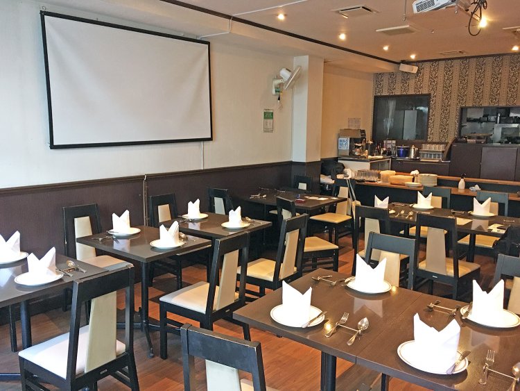 清潔感あふれる店内。落ち着いた雰囲気だが、堅苦しさはない。カジュアルな感じで来店してもオッケー。