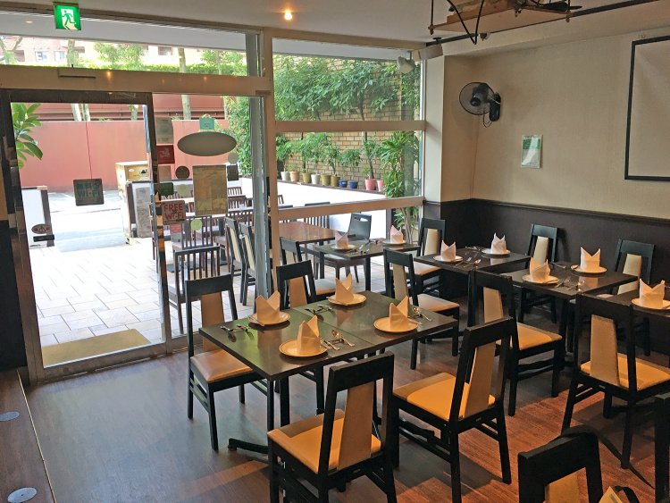 テラス席側はガラス張りで、ランチタイムには明るい光が差し込む。