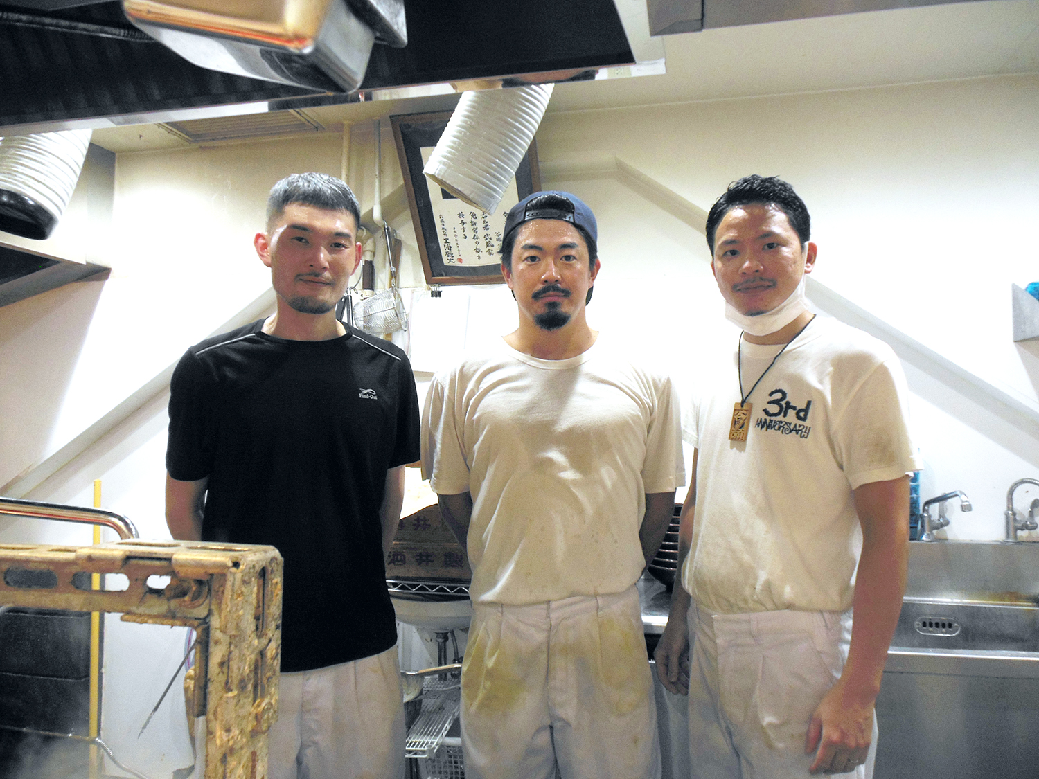 右から店主の谷瀬さん、スタッフの横山さんと山根さん。3人の見事な連係プレーは見ものだ。