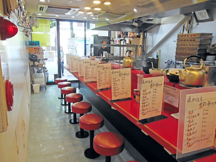 手入れの行き届いた店内。カウンターのみ12席で、開店と同時に満席になる。