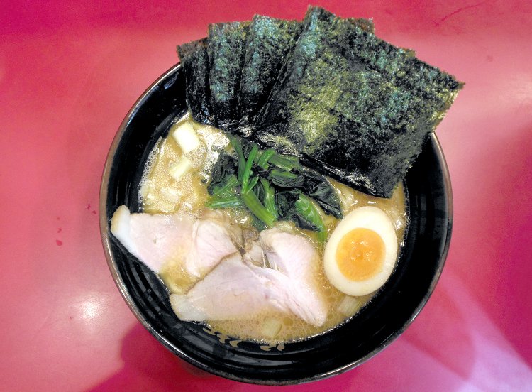 お得なトッピング入りの特製らーめん800円。『らーめん 谷瀬家』は豚骨醤油専門（期間限定を除く）。