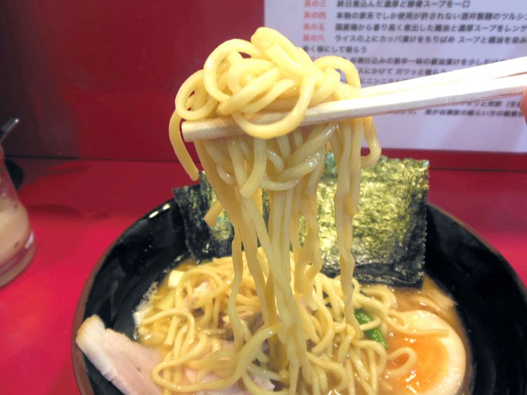 ツルツルしこしこのストレート麺。正統派の家系ラーメン店だけに、酒井製麺の特注麺を使用している。