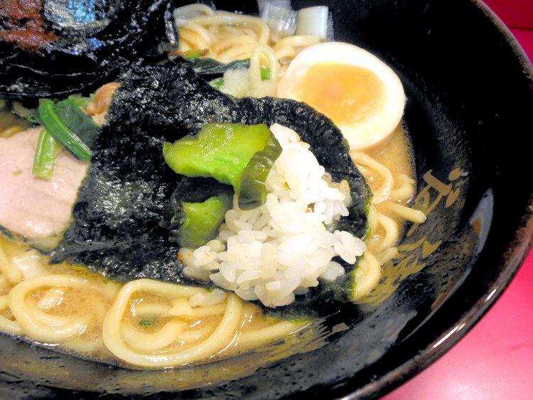 スープがしみしみののりでくるんで、パクッとひと口。カッパ漬けのパリパリ食感とサッパリ感は箸休めにもなる。