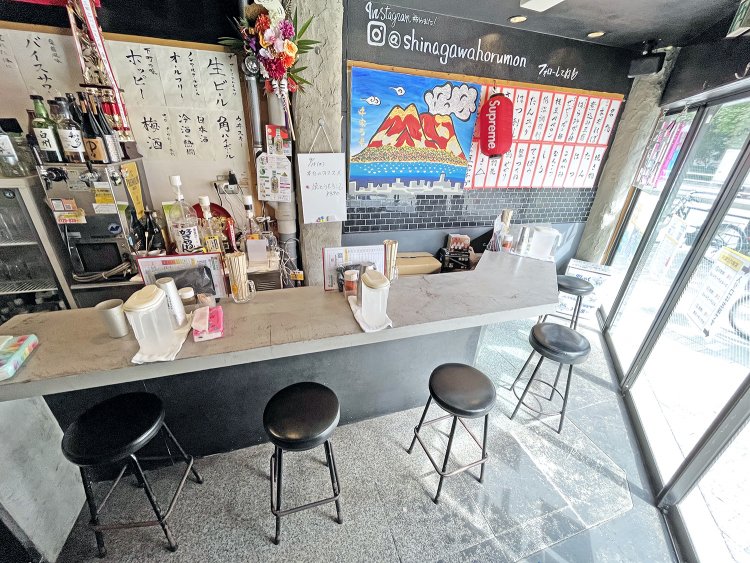 カウンターは6席。2、3階にテーブル席がある。