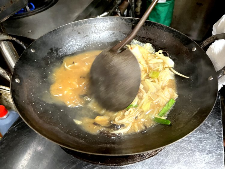 コクのあるみそスープに、ニンニクと鶏ガラスープで軽く煮たキャベツ、豚バラ肉、モヤシ、ニラ、キクラゲなどを炒め煮にする。