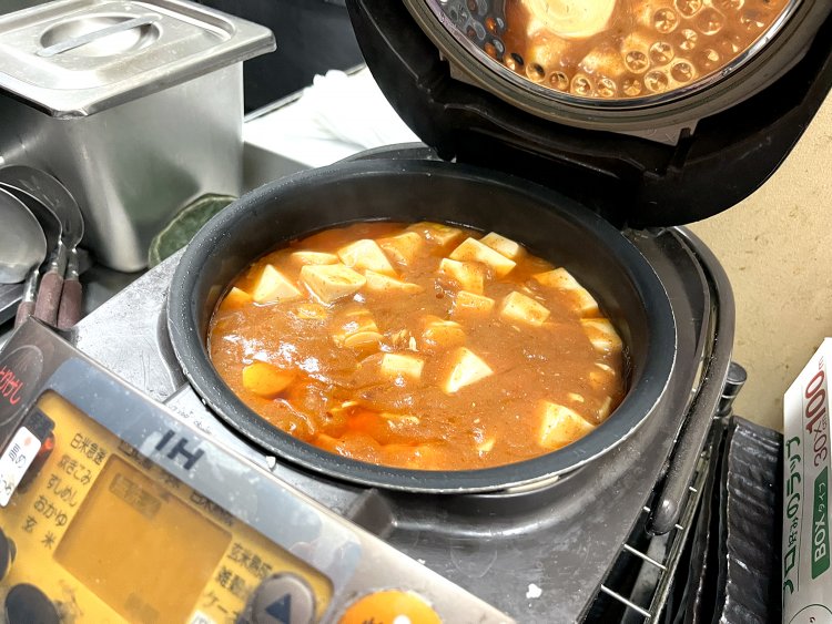 みそスープをベースにしたピリ辛マーボ豆腐。「後味に旨味が強く出るように心がけました」と福田さん。