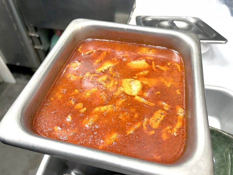 最も辛い逆鱗の肉。みそスープをベースに豚バラ肉を数種の唐辛子と辛味のスパイス、カレースパイスを入れて複雑な風味に仕上げている。ラスボス感のある赤さ！　もとい辛さ！