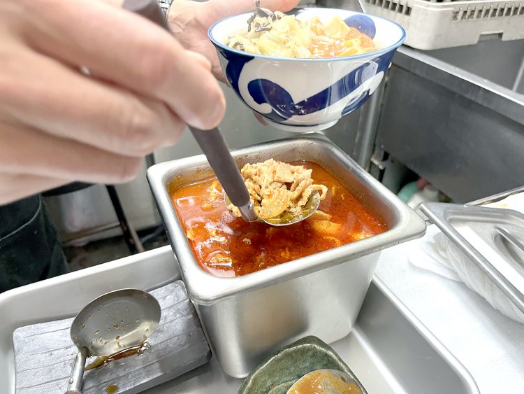 仕上げに多少汁を切った逆鱗の肉を丼の上にドーン！　福田さん、今日はそのくらいでいいですよ。