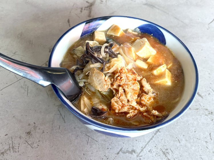 タンメン（野菜の甘味）、マーボ豆腐（旨味）、逆鱗の肉（辛味）がバランスよく入っている。まずはそれぞれを単品で味わうのもいい。