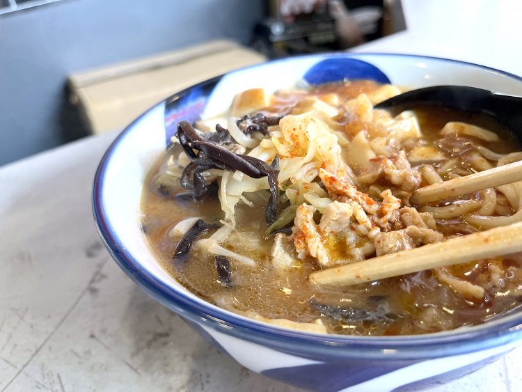 唐辛子だけでなく、スパイスの香りや辛味も入り混じって複雑な味を出す逆鱗の肉。