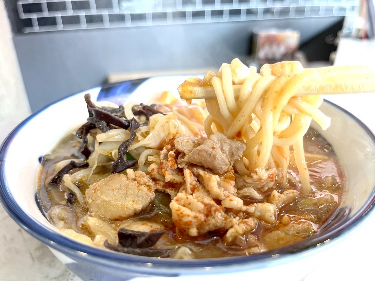 こだわりの中太モチモチ麺が刺激の強いスープに合う。