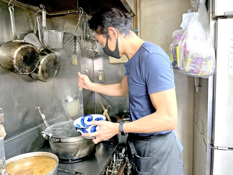 湯切りする姿もキマッてる福田さん。