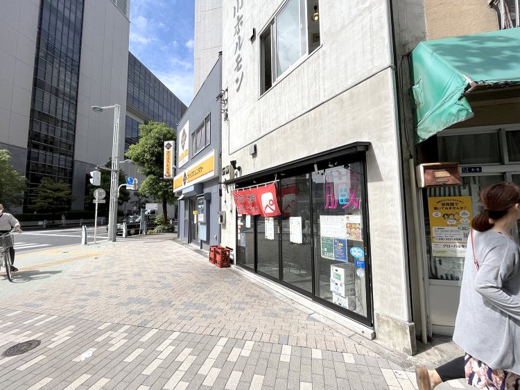 道路を挟んで向かいの大きな建物が芝浦食肉市場。