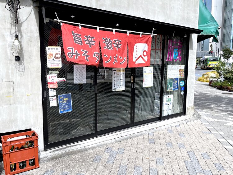 11:00のオープンになるとのれんがかかる。