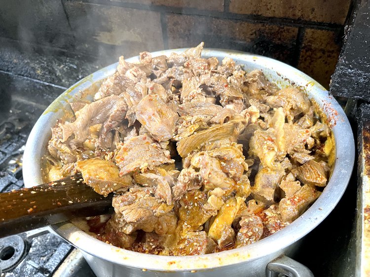 大きな寸胴鍋に煮込まれる牛すじ。スタッフが店にいる間はずっと煮込んでいるという。