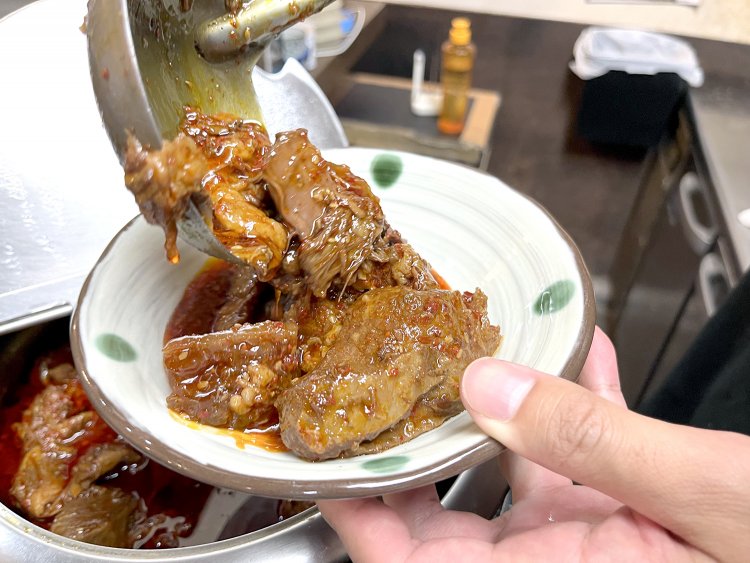 真っ赤な油がいかにも辛そう！　でもそれが食欲をそそる。