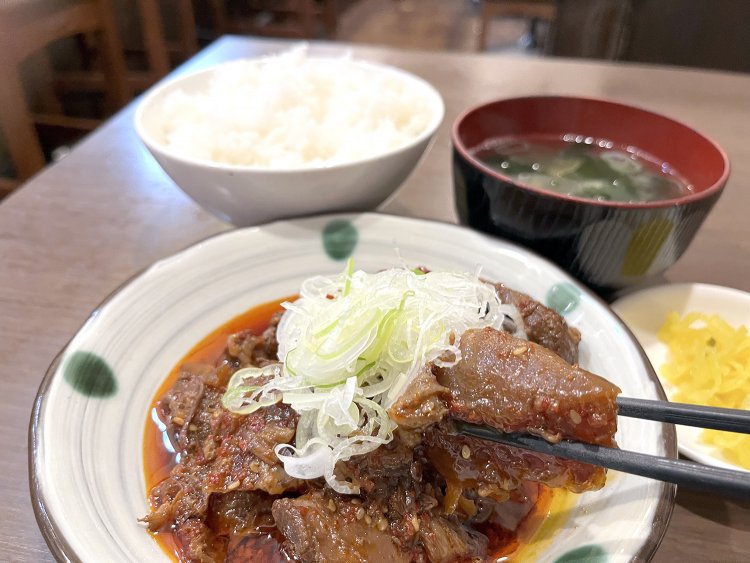 旨辛牛すじ煮込とご飯、味噌汁、漬物がつく。