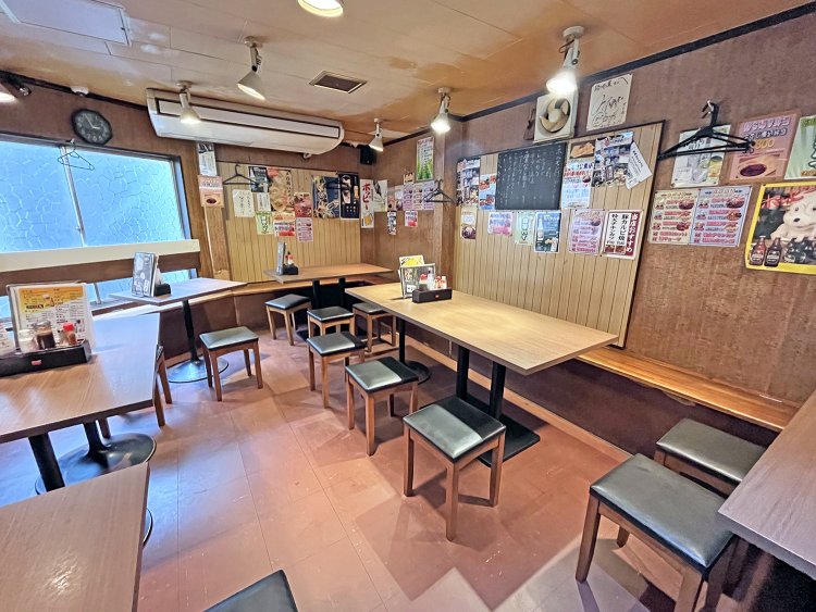 ゆったり座れる２階席もある。