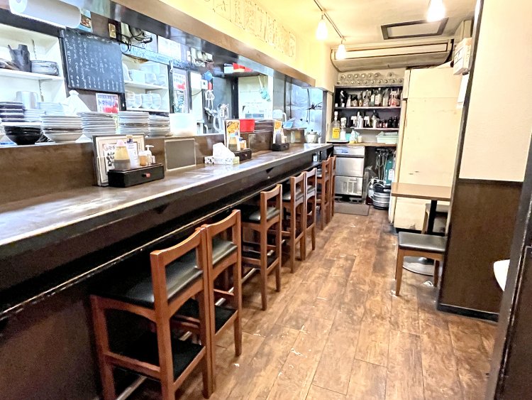 昭和の雰囲気が漂う店内。１Fはカウンターがメイン。