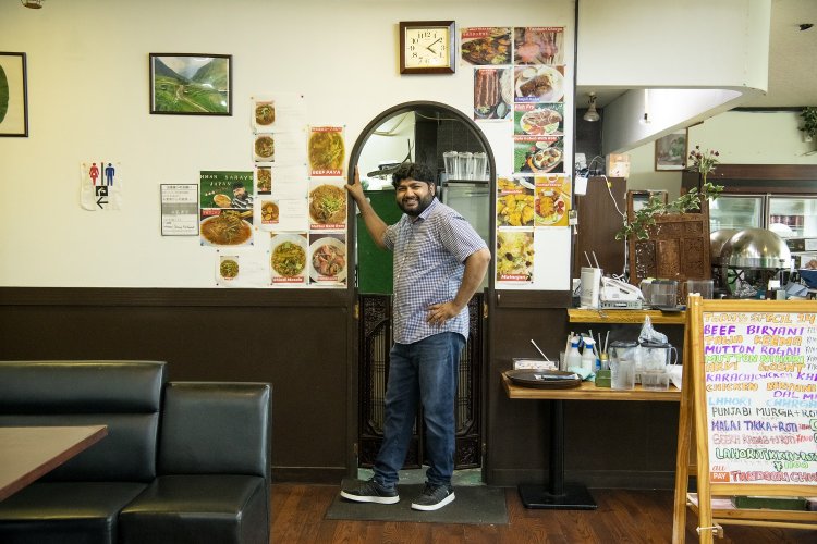 中古車ビジネスとレストラン、二足の草鞋（わらじ）を履く店主のマハムドさん。