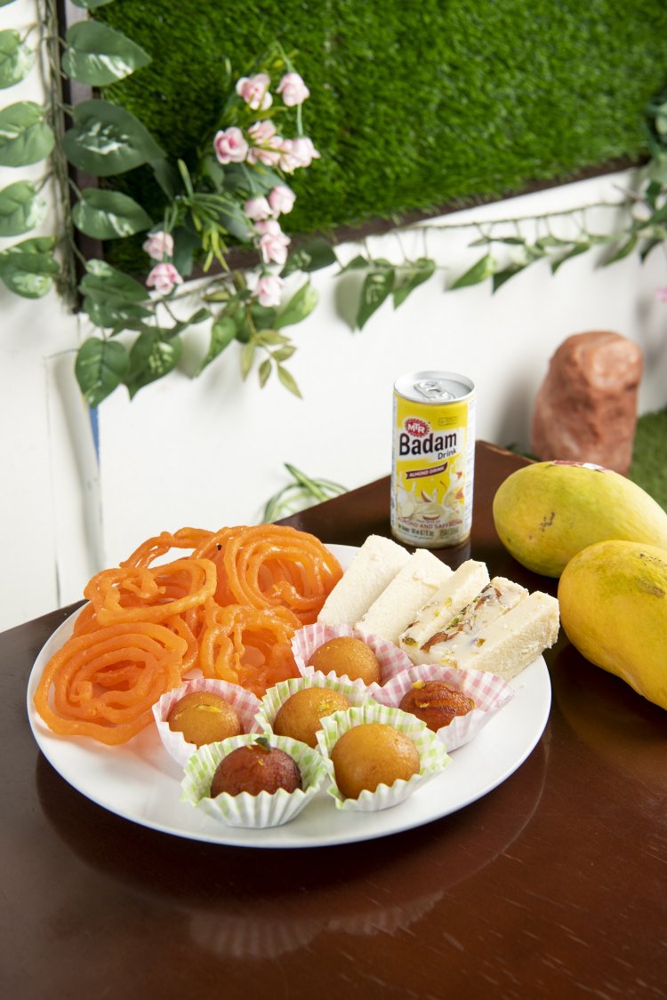 インド亜大陸特有のガツンとくるほど甘いお菓子もある。