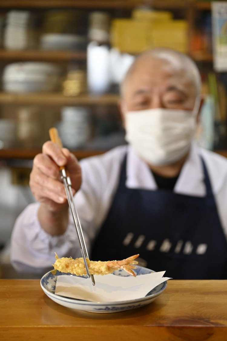 頃合いを見計らい、順々に揚げる山本さんは、江戸料理も学んだ。