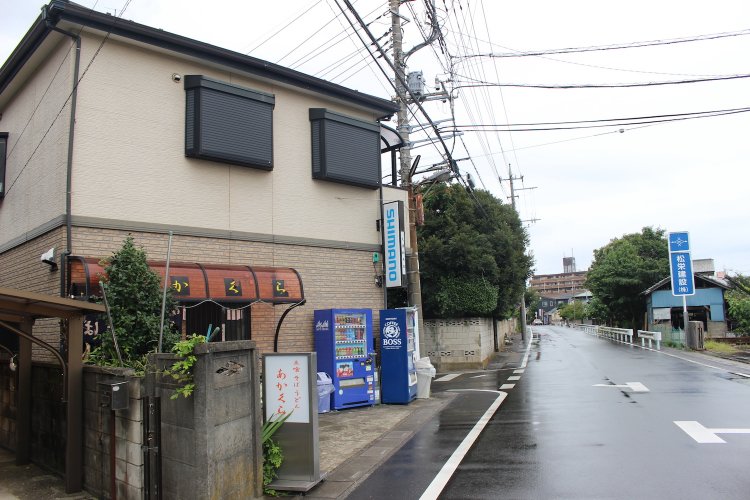 SHIMANOの看板で釣具店であることが分かる。