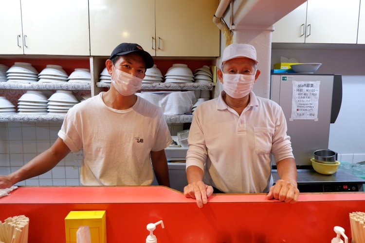 初代の良三さん（右）と、現在店を切り盛りする2代目の一雅さん。