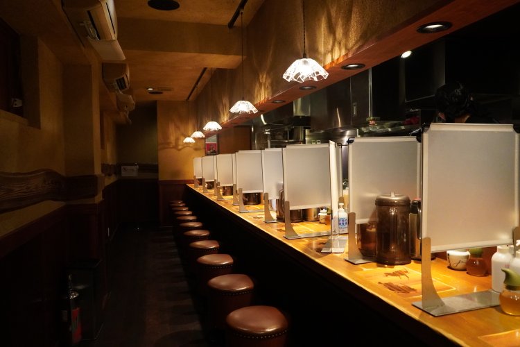 店内はカウンター席のみ。軽くジャズが流れる。