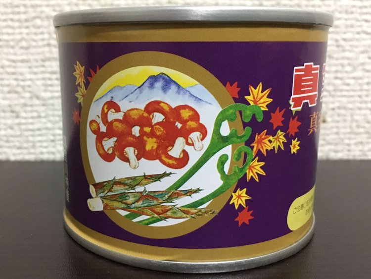 山形のアンテナショップで購入した、なめこと山菜漬の「真室川漬」缶詰。なめこのリアルイラストが味わい深い。