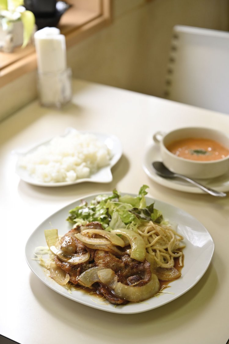 豚の生姜焼き1000円。リッチなトマトスープは＋200円。