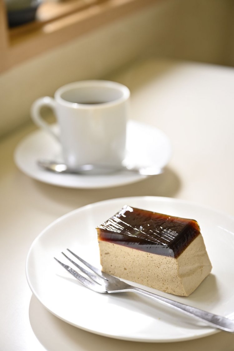 ランチはデザートとコーヒー付き。ババロアがふんわりなめらかな口溶け。