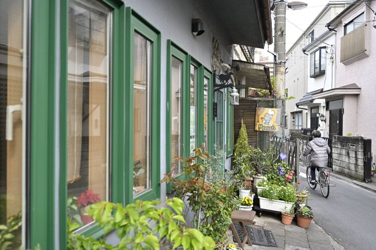 次男が描き谷口さんが彩色した看板が愛らしい。