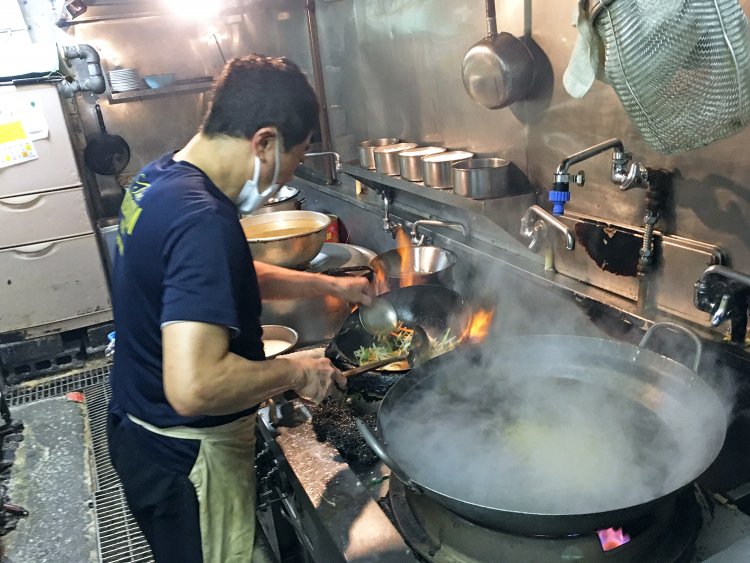 メニューは職人さんが一品ごとに手作りする。