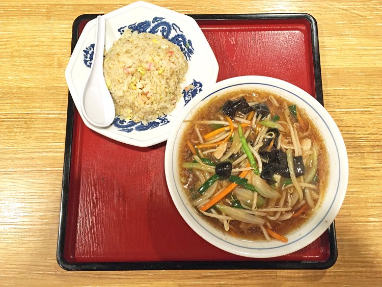 もやしそば＆半チャーハン980円。ボリューム満点で人気のランチメニュー。