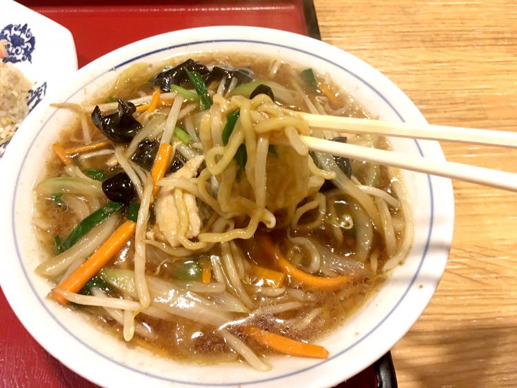 ちぢれ麺にあんかけスープがしっかりとからみ、野菜の食感も楽しめる。