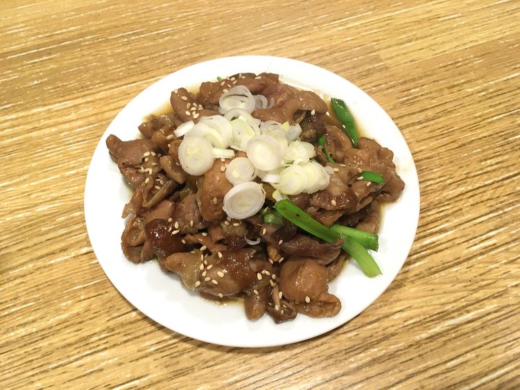 常連さんは必ず注文するというホルモン炒め550円。具材はホルモンとねぎのみというシンプルなメニューだが味は一流。