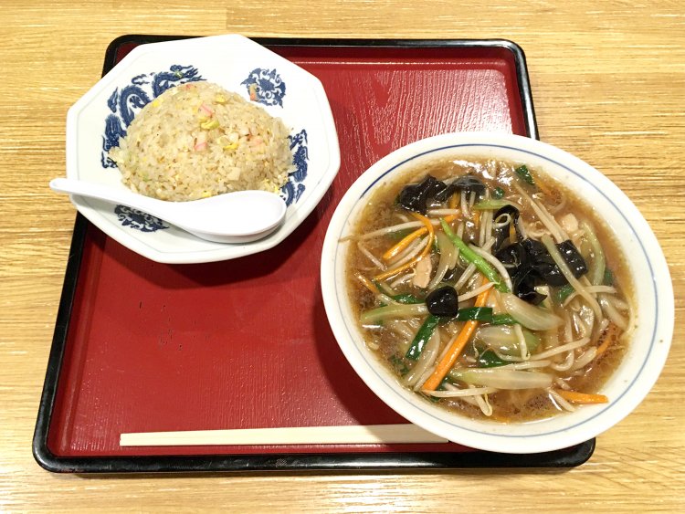 もやしそば＆半チャーハン980円。ボリューム満点で人気のランチメニュー。