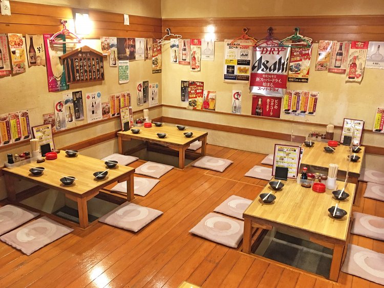 入って左側には座敷席がある。30席ほどあるので大人数でも大丈夫。