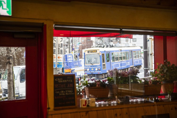 店の窓にはこんなエモい荒川線が。