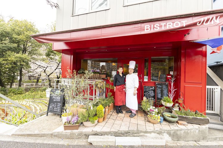 日本離れした絶好の場所にある真っ赤な店舗。
