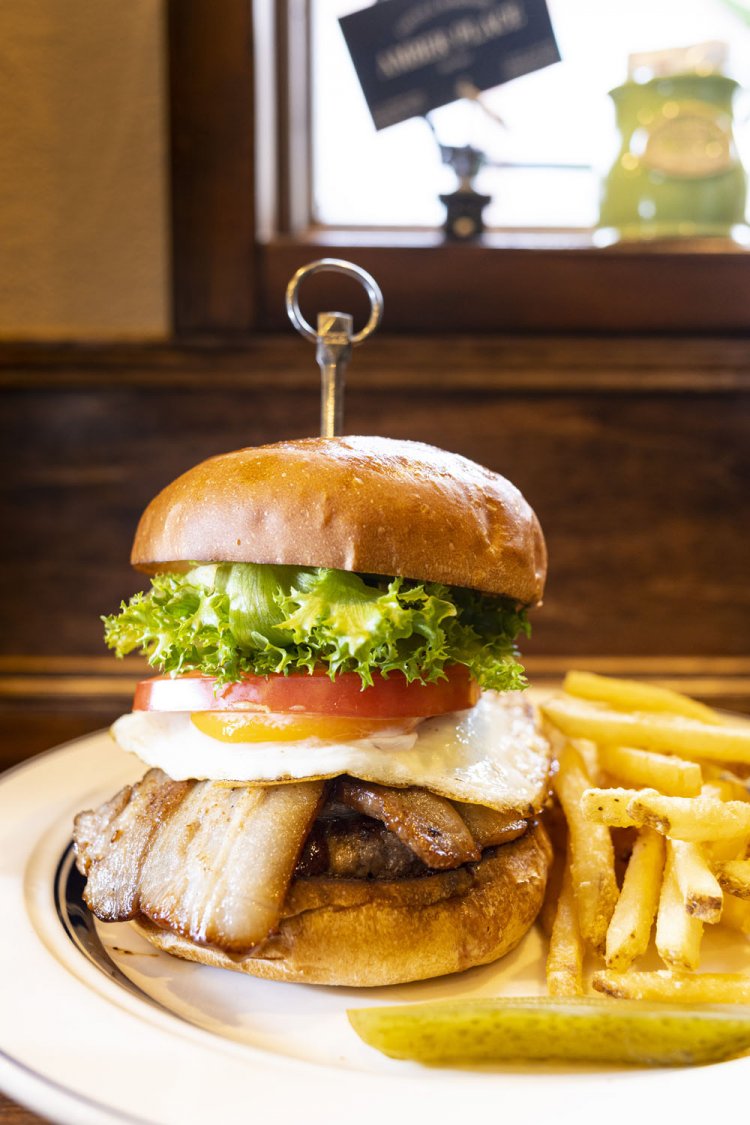 分厚いスモークベーコンが薫る、自家製スモークベーコンエッグバーガー1670円。