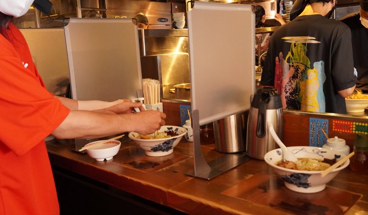 手の空いたスタッフから試食し、意見を交わす。