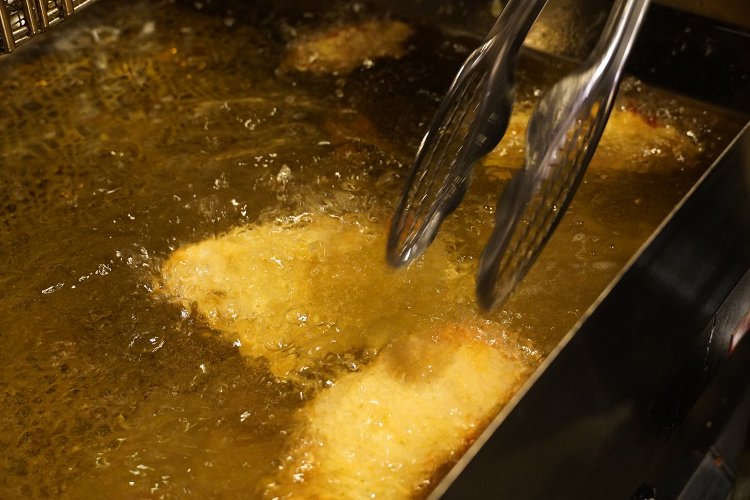 揚げ油が透き通って美しい。